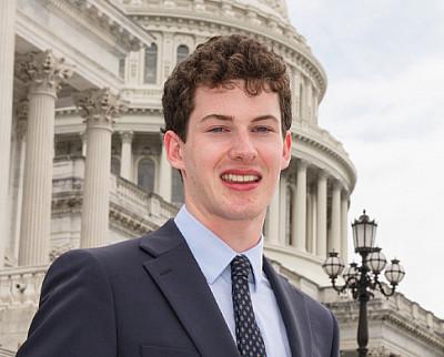 Noah Cassil stands in front of the U.S. 国会大厦.